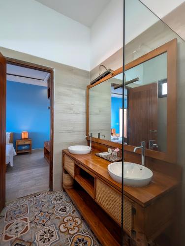 a bathroom with two sinks and a large mirror at Lay Day Gili T in Gili Trawangan