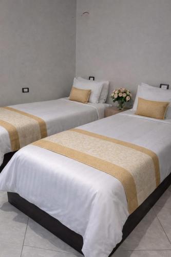 Bella casa pyramids view