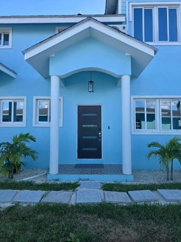 Tropical Oasis Townhouse Minutes from Airport & Beach