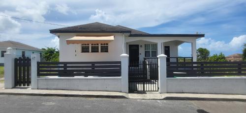 Coconut Serenity - 2 Bedroom Apartment Near Airport & Water Taxi Ferry Terminal