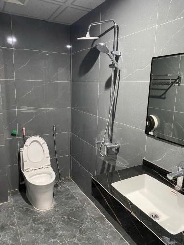 a bathroom with a toilet and a sink at Ruby 25 Hotel in Hà Ðông