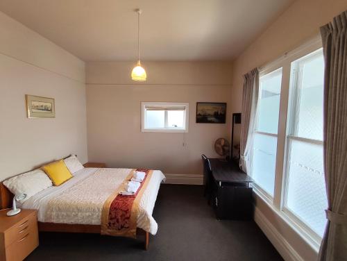 a bedroom with a bed and a window at 5 Large Bedroom Villas Suitable for 10People (CBD) in Christchurch