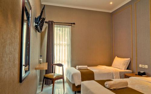a hotel room with two beds and a window at Wakayapa Syariah Residence in Dahung