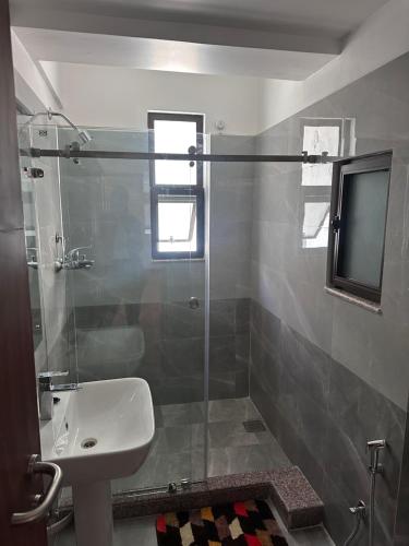 Bilik mandi di Sattya Apartment