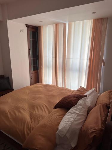 En eller flere senge i et værelse på Sattya Apartment
