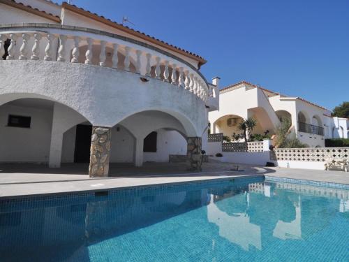 Casa Espaciosa con Gran Terraza y Piscina Privada en Zona Tranquila de L'Escala - HISP-7-4