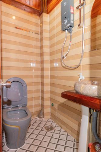 a small bathroom with a toilet and a sink at Bungalow Hải Yến in Ly Son