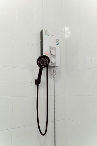a shower with a black shower head in a bathroom at ชรินพูลวิลล่าบางแสน Sunflower Villa Bangsaen Wangmuk in Ban Rong Khoei