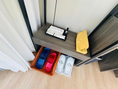 a room with a table with a drawer with towels at Coolhomtel in Semporna