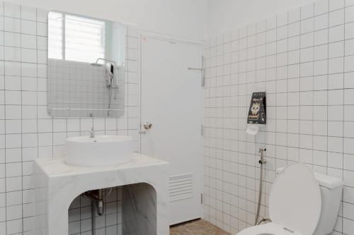 a white bathroom with a sink and a toilet at ชรินพูลวิลล่าบางแสน Aurora Villa Bangsaen natedee road in Chon Buri