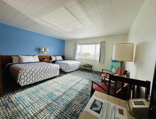 a hotel room with a bed and a couch at Curly Redwood Lodge in Crescent City