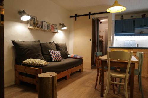 een woonkamer met een bank en een tafel bij Jour De Peuf in Champagny-en-Vanoise