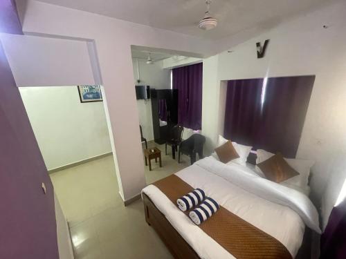 a hotel room with a bed and a mirror at Vista Maria Guesthouse in Dona Paula