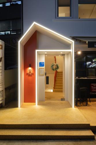 a room with an open door in a building at 이루다스테이 호텔 고척돔점 in Seoul
