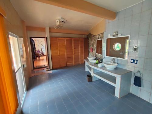 a bathroom with a sink and two sinks in it at Casa Blanca Zipolite, Dream House in Zipolite