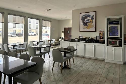 a restaurant with tables and chairs in a room at Comfort Inn & Suites Houston West-Katy in Katy