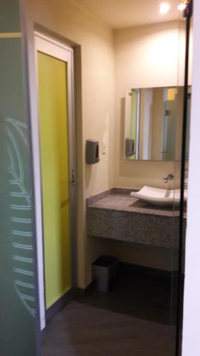 Bilik mandi di Hotel y Villas Natura