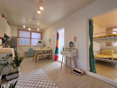 a room with two bunk beds and a desk at 케이앞산 하우스 in Daegu