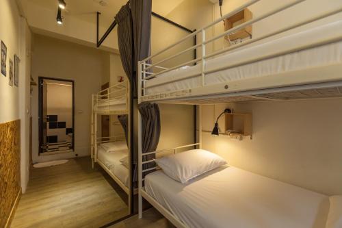 Двухъярусная кровать или двухъярусные кровати в номере Sleeping Boot Hostel
