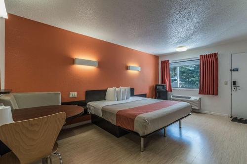 een hotelkamer met een bed en een tafel bij MOTEL 6 - Albany, NY - Airport in Albany