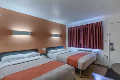 Ένα ή περισσότερα κρεβάτια σε δωμάτιο στο Motel 6-Oshkosh, WI