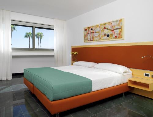 ein Schlafzimmer mit einem großen Bett in einem Zimmer in der Unterkunft El Greco in Puerto Rico de Gran Canaria