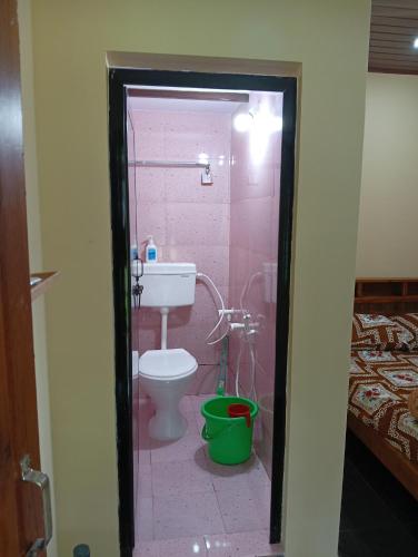 ein Badezimmer mit Toilette, Dusche und Waschbecken in der Unterkunft TungaTeera Homestay in Sringeri