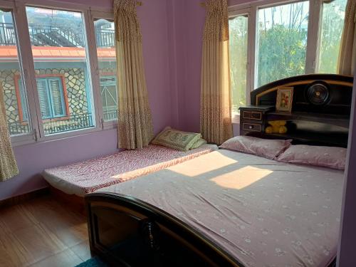 Llit o llits en una habitació de Giri Niwas