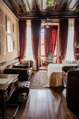 O zonă de relaxare la The Yard Hotel