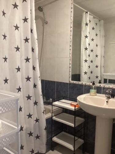 a bathroom with a sink and a shower curtain with stars at Brisa Mediterránea II, Topacio IV in Ifach