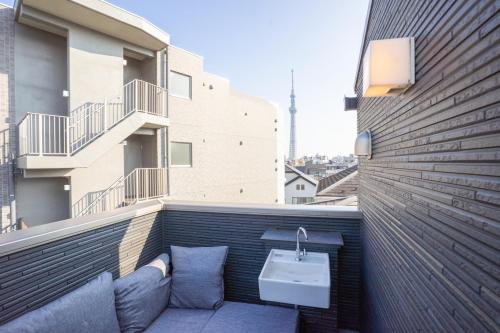 Spacious Skytree Stay, 8 Guests, Asakusa 11 mins, Modern Renovation, 8-min Walk to Station