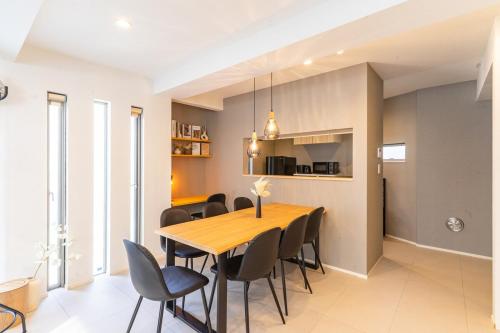 Spacious Skytree Stay, 8 Guests, Asakusa 11 mins, Modern Renovation, 8-min Walk to Station