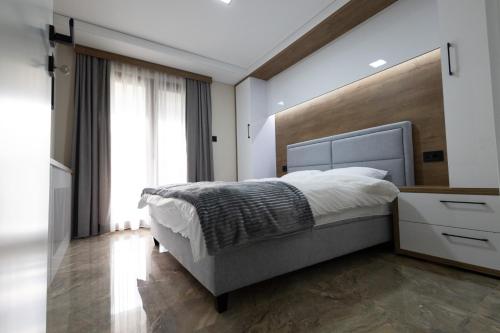 ein Schlafzimmer mit einem großen Bett und einem großen Fenster in der Unterkunft Vila Sofija Banja Vrujci in Gornja Toplica