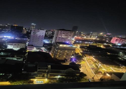 Pemandangan umum bagi Phnom Penh atau pemandangan bandar yang diambil dari apartmen