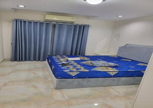 Katil atau katil-katil dalam bilik di Condo Uk Studio