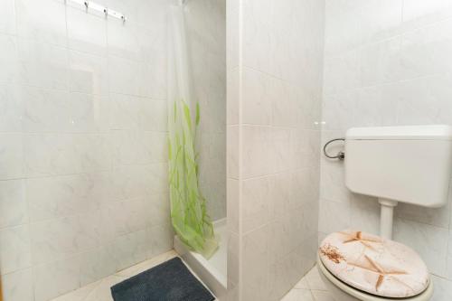 1 BDR app with sea view,pets welcome,64