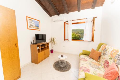 1 BDR app with sea view,pets welcome,64