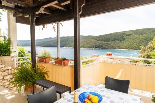 1 BDR app with sea view,pets welcome,64