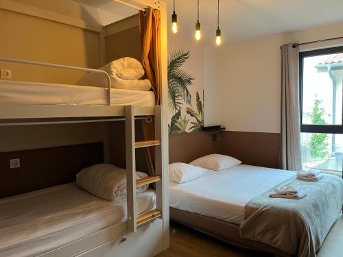 Llit o llits en una habitació de Georges Hostel & Café