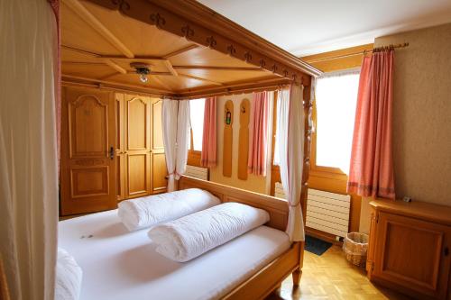 
Ein Bett oder Betten in einem Zimmer der Unterkunft Schweizerhof
