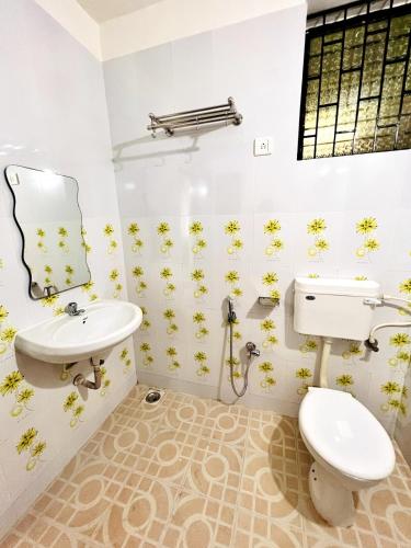 a bathroom with a toilet and a sink at A La Mer - Azul 2 in Varca