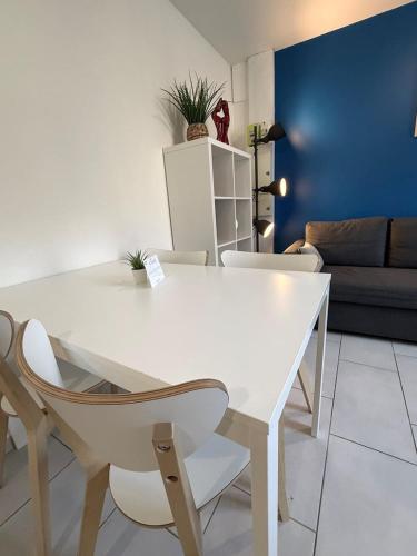 a white table and chairs in a living room at Appart' Lumineux & Chic. Parking Rue Sans Stress in Dreux