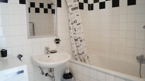 Sweet 2BR Apt, Near Schloss Belvedere & Rennweg