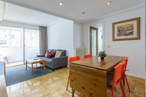 Spacious flat - train station 500m away