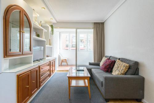 Spacious flat - train station 500m away