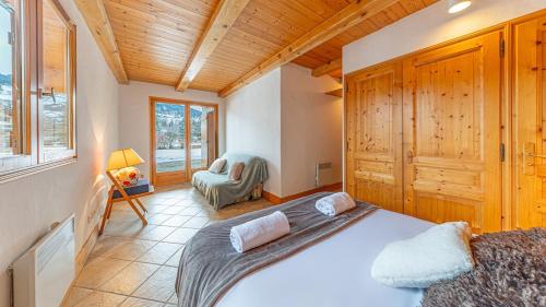 Un pat sau paturi într-o cameră la White Chalet
