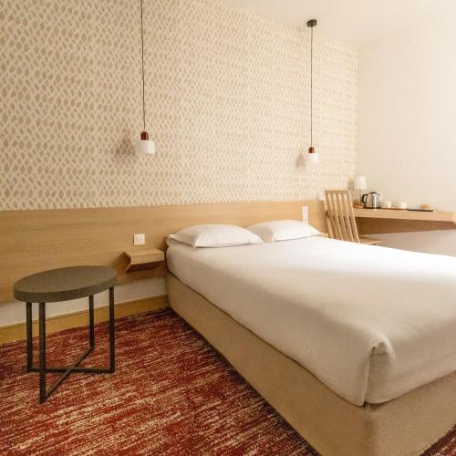 Llit o llits en una habitació de Hotel Gambetta