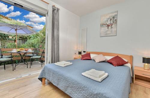 Spacious apartment with garden