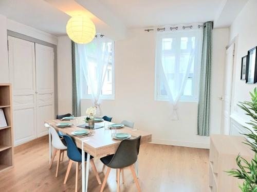 a dining room with a table and chairs at Le Commercy - En Hyper Centre Et Très Spacieux in Beauvais