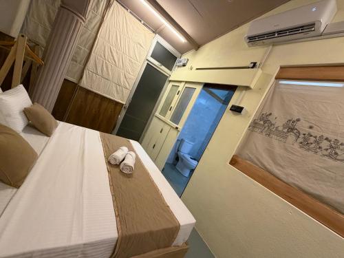 a small room with a bed and a window at Villa Nature Glee in Dodanduwa